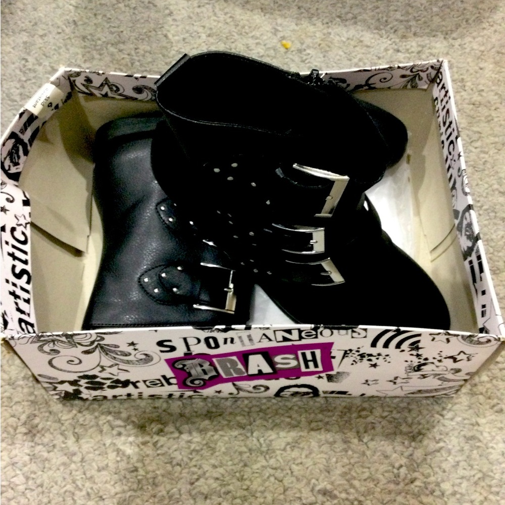 Womens size 6 boots NWT